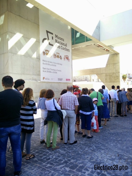 Fila no primeiro dia da abertura do Museu dos Coches