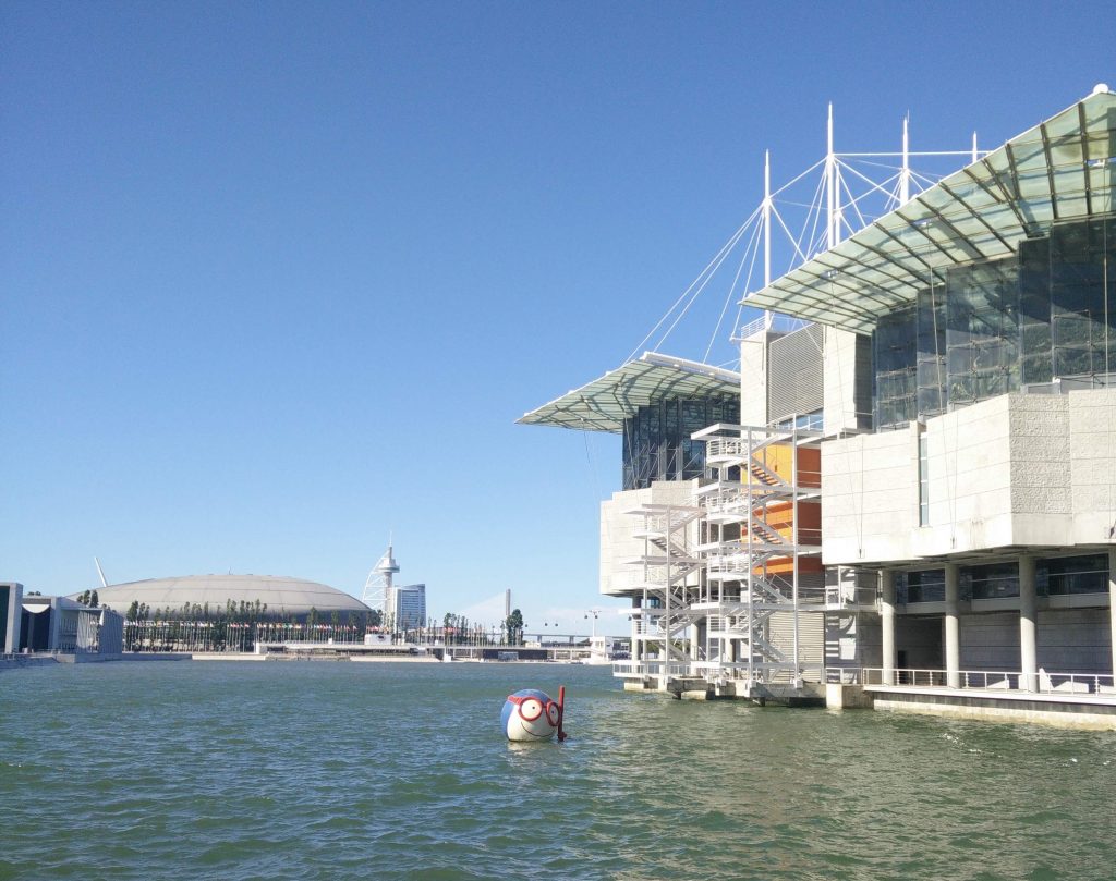 Parque das Nações: Oceanário de Lisboa em primeiro plano e Altice Arena, Torre e Ponte Vasco da Gama ao fundo.